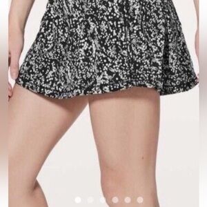 LuluLemon Athletica Skirt Splash Design Pace Rival with Black Built-in Shorts